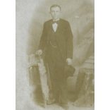 Tannenbaum műterem, Orosháza és Tokaj, elegáns férfi kalappal, különös háttér, monarchia, helytörténet, 1870-es évek, Eredeti korai kabinetfotó.   