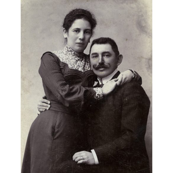 Nagyobb méret, Dunky Fivérek, Kolozsvár, Erdély, elegáns házaspár portréja, bajusz, monarchia, helytörténet, 1890-es évek, Eredeti korai kabinetfotó. 