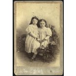 Kató műterem, Kolozsvár, Erdély, kislányok, testvérek kézen fogva virágkosárral, gyönyörű ruhában monarchia, helytörténet, 1892, 1890-es évek, Eredeti ritka kabinetfotó.  
