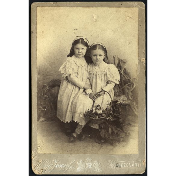 Kató műterem, Kolozsvár, Erdély, kislányok, testvérek kézen fogva virágkosárral, gyönyörű ruhában monarchia, helytörténet, 1892, 1890-es évek, Eredeti ritka kabinetfotó.  