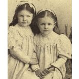 Kató műterem, Kolozsvár, Erdély, kislányok, testvérek kézen fogva virágkosárral, gyönyörű ruhában monarchia, helytörténet, 1892, 1890-es évek, Eredeti ritka kabinetfotó.  