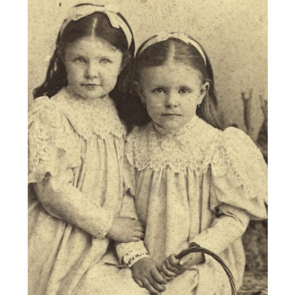 Kató műterem, Kolozsvár, Erdély, kislányok, testvérek kézen fogva virágkosárral, gyönyörű ruhában monarchia, helytörténet, 1892, 1890-es évek, Eredeti ritka kabinetfotó.  