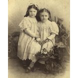 Kató műterem, Kolozsvár, Erdély, kislányok, testvérek kézen fogva virágkosárral, gyönyörű ruhában monarchia, helytörténet, 1892, 1890-es évek, Eredeti ritka kabinetfotó.  