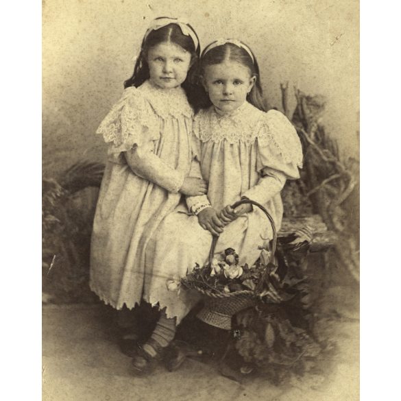 Kató műterem, Kolozsvár, Erdély, kislányok, testvérek kézen fogva virágkosárral, gyönyörű ruhában monarchia, helytörténet, 1892, 1890-es évek, Eredeti ritka kabinetfotó.  