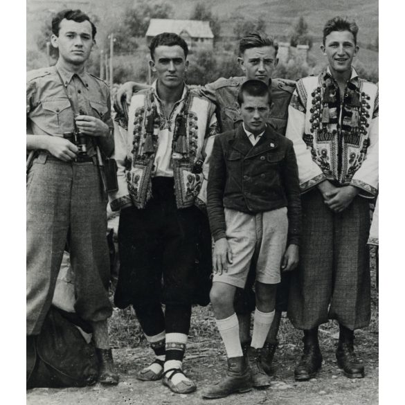 Nagyobb méret, cserkészek ruszin fiúkkal, Kárpátalja, egyenruha, népviselet, 2. világháború, Horthy-korszak, 1939., 1930-as évek, Eredeti fotó, papírkép.