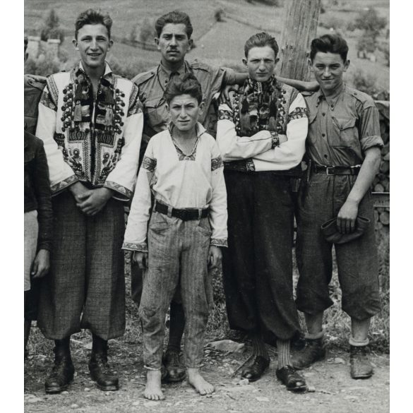 Nagyobb méret, cserkészek ruszin fiúkkal, Kárpátalja, egyenruha, népviselet, 2. világháború, Horthy-korszak, 1939., 1930-as évek, Eredeti fotó, papírkép.