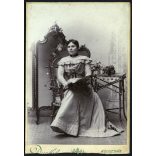 Dunky fivérek műterme, Kolozsvár, Erdély, elegáns nő legyezővel, virágokkal, paraván, monarchia, helytörténet, 1890-es évek, Eredeti kabinetfotó, alja vágott.   