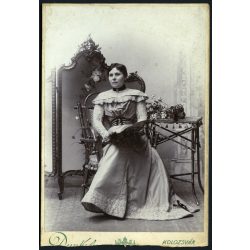   Dunky fivérek műterme, Kolozsvár, Erdély, elegáns nő legyezővel, virágokkal, paraván, monarchia, helytörténet, 1890-es évek, Eredeti kabinetfotó, alja vágott.   