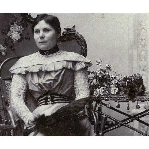 Dunky fivérek műterme, Kolozsvár, Erdély, elegáns nő legyezővel, virágokkal, paraván, monarchia, helytörténet, 1890-es évek, Eredeti kabinetfotó, alja vágott.   