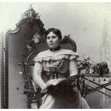 Dunky fivérek műterme, Kolozsvár, Erdély, elegáns nő legyezővel, virágokkal, paraván, monarchia, helytörténet, 1890-es évek, Eredeti kabinetfotó, alja vágott.   