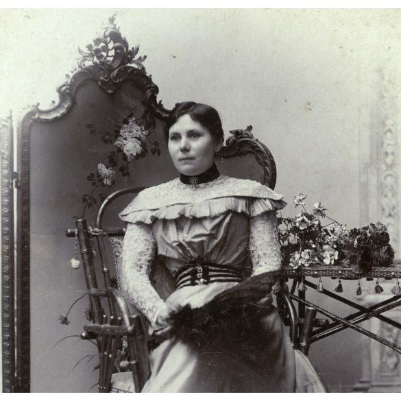 Dunky fivérek műterme, Kolozsvár, Erdély, elegáns nő legyezővel, virágokkal, paraván, monarchia, helytörténet, 1890-es évek, Eredeti kabinetfotó, alja vágott.   