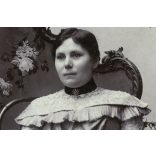 Dunky fivérek műterme, Kolozsvár, Erdély, elegáns nő legyezővel, virágokkal, paraván, monarchia, helytörténet, 1890-es évek, Eredeti kabinetfotó, alja vágott.   