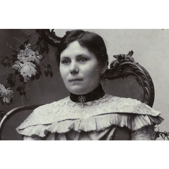 Dunky fivérek műterme, Kolozsvár, Erdély, elegáns nő legyezővel, virágokkal, paraván, monarchia, helytörténet, 1890-es évek, Eredeti kabinetfotó, alja vágott.   