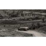 Autóbusszal a Királyhágón, Erdély, jármű, közlekedés, helytörténet, 1940-es évek, eredeti sokszorosított fotó, hátulján feliratozott papírkép. 