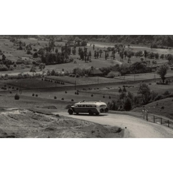 Autóbusszal a Királyhágón, Erdély, jármű, közlekedés, helytörténet, 1940-es évek, eredeti sokszorosított fotó, hátulján feliratozott papírkép. 