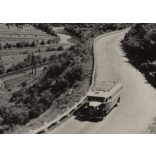 Autóbusszal a vonatsín mellett, Királyhágói útrészlet, Erdély, jármű, közlekedés, helytörténet, 1940-es évek, eredeti sokszorosított fotó, hátulján feliratozott papírkép. 