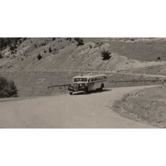 Autóbusszal a Királyhágón, Erdély, jármű, közlekedés, hegy, helytörténet, 1940-es évek, eredeti sokszorosított fotó, hátulján feliratozott papírkép. 