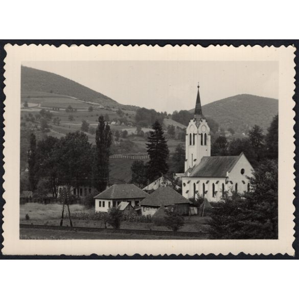 Csucsa, Kolozs megye, Református templom a vasúti sínek mellett, Erdély, közlekedés, látkép, helytörténet, 1940-es évek, eredeti sokszorosított fotó, hátulján feliratozott papírkép.