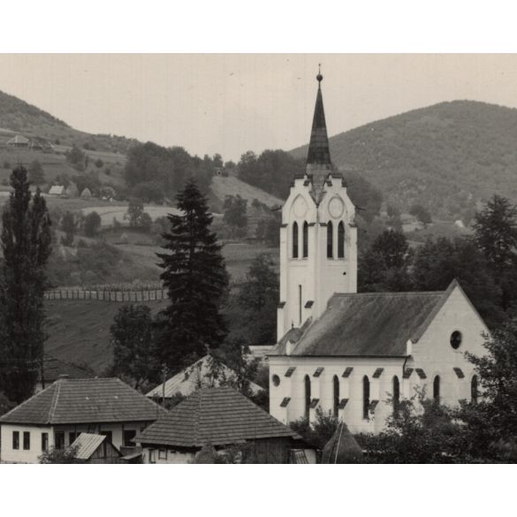 Csucsa, Kolozs megye, Református templom a vasúti sínek mellett, Erdély, közlekedés, látkép, helytörténet, 1940-es évek, eredeti sokszorosított fotó, hátulján feliratozott papírkép.