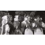 Nagyobb méret, Szendrő István fotóművészeti alkotása, Palóc lányok, karancslapujtői (Nógrád megye) népviseletben, Karancslapujtő, Bocsárlapujtő, 1930-as évek. 