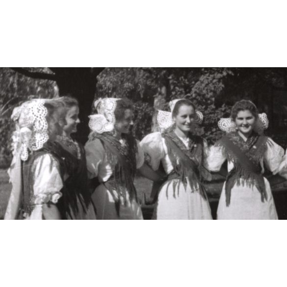 Nagyobb méret, Szendrő István fotóművészeti alkotása, Palóc lányok, karancslapujtői (Nógrád megye) népviseletben, Karancslapujtő, Bocsárlapujtő, 1930-as évek. 