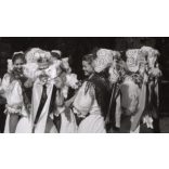 Nagyobb méret, Szendrő István fotóművészeti alkotása, Palóc lányok, karancslapujtői (Nógrád megye) népviseletben, Karancslapujtő, Bocsárlapujtő, 1930-as évek. 