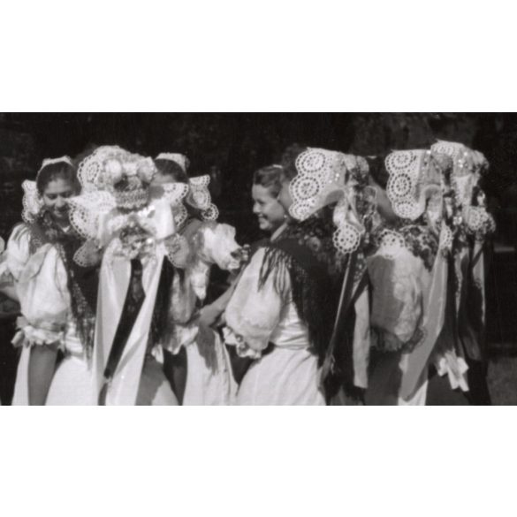 Nagyobb méret, Szendrő István fotóművészeti alkotása, Palóc lányok, karancslapujtői (Nógrád megye) népviseletben, Karancslapujtő, Bocsárlapujtő, 1930-as évek. 