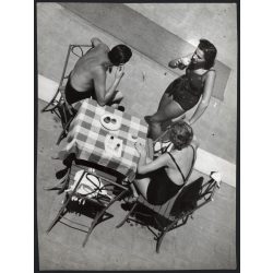   Nagyobb méret, Szendrő István fotóművészeti alkotása, nyári nap a strandon, Budapest, 1930-as évek. Eredeti, pecséttel jelzett fotó, papírkép. Dekorációnak, ajándéknak is kiváló.