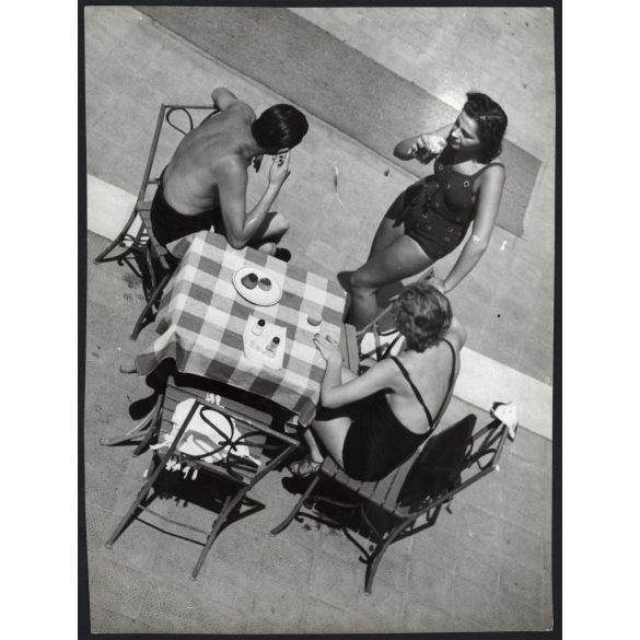 Nagyobb méret, Szendrő István fotóművészeti alkotása, nyári nap a strandon, Budapest, 1930-as évek. Eredeti, pecséttel jelzett fotó, papírkép. Dekorációnak, ajándéknak is kiváló.