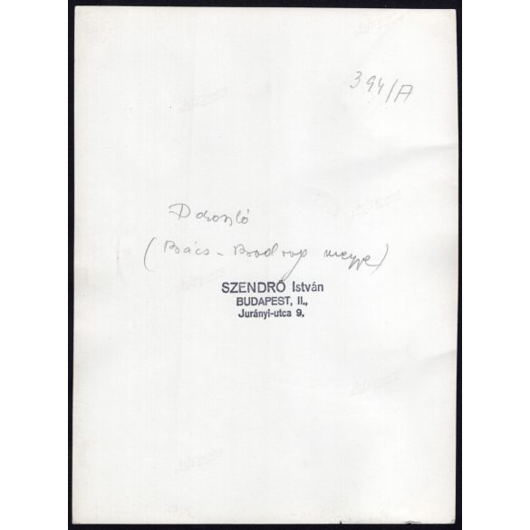 Nagyobb méret, Szendrő István fotóművészeti alkotása, lány, Doroszlói (Vajdaság) népviseletben, 1930-as évek. Eredeti, pecséttel jelzett fotó, papírkép, Agfa Brovira papíron. 