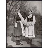 Nagyobb méret, Szendrő István fotóművészeti alkotása, lányok, Kecseti (Hargita megye) népviseletben, 1930-as évek. Eredeti, pecséttel jelzett fotó, papírkép, Agfa Brovira papíron. 