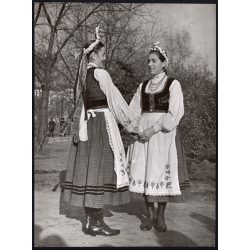   Nagyobb méret, Szendrő István fotóművészeti alkotása, lányok, Kecseti (Hargita megye) népviseletben, 1930-as évek. Eredeti, pecséttel jelzett fotó, papírkép, Agfa Brovira papíron. 