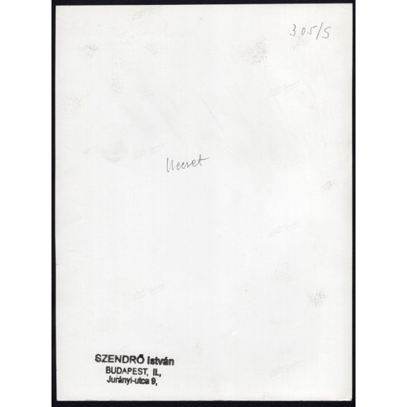 Nagyobb méret, Szendrő István fotóművészeti alkotása, lányok, Kecseti (Hargita megye) népviseletben, 1930-as évek. Eredeti, pecséttel jelzett fotó, papírkép, Agfa Brovira papíron. 