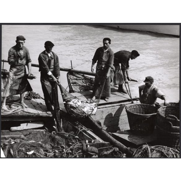 Nagyobb méret, Szendrő István fotóművészeti alkotása, a nagy fogás, halászat a Dunán, 1930-as évek. Eredeti, pecséttel jelzett fotó, papírkép, Agfa Brovira papíron.