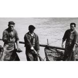 Nagyobb méret, Szendrő István fotóművészeti alkotása, a nagy fogás, halászat a Dunán, 1930-as évek. Eredeti, pecséttel jelzett fotó, papírkép, Agfa Brovira papíron.