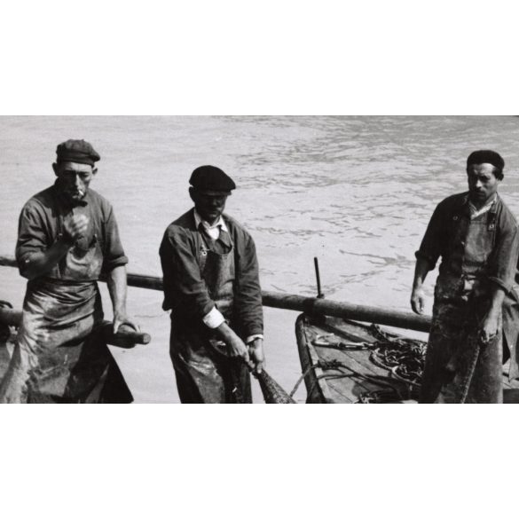 Nagyobb méret, Szendrő István fotóművészeti alkotása, a nagy fogás, halászat a Dunán, 1930-as évek. Eredeti, pecséttel jelzett fotó, papírkép, Agfa Brovira papíron.