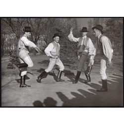   Nagyobb méret, Szendrő István fotóművészeti alkotása, férfiak, Kecseti (Hargita megye) népviseletben, tánc, 1930-as évek. Eredeti, pecséttel jelzett fotó, papírkép, Agfa Brovira papíron. 
