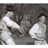 Nagyobb méret, Szendrő István fotóművészeti alkotása, férfiak, Kecseti (Hargita megye) népviseletben, tánc, 1930-as évek. Eredeti, pecséttel jelzett fotó, papírkép, Agfa Brovira papíron. 