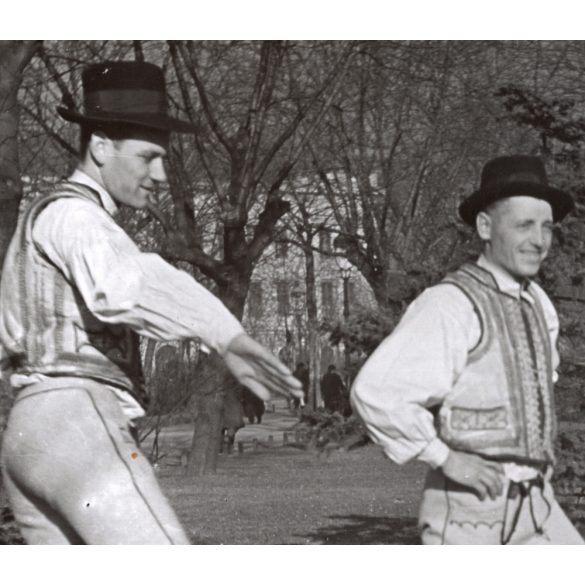 Nagyobb méret, Szendrő István fotóművészeti alkotása, férfiak, Kecseti (Hargita megye) népviseletben, tánc, 1930-as évek. Eredeti, pecséttel jelzett fotó, papírkép, Agfa Brovira papíron. 