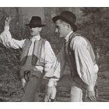 Nagyobb méret, Szendrő István fotóművészeti alkotása, férfiak, Kecseti (Hargita megye) népviseletben, tánc, 1930-as évek. Eredeti, pecséttel jelzett fotó, papírkép, Agfa Brovira papíron. 