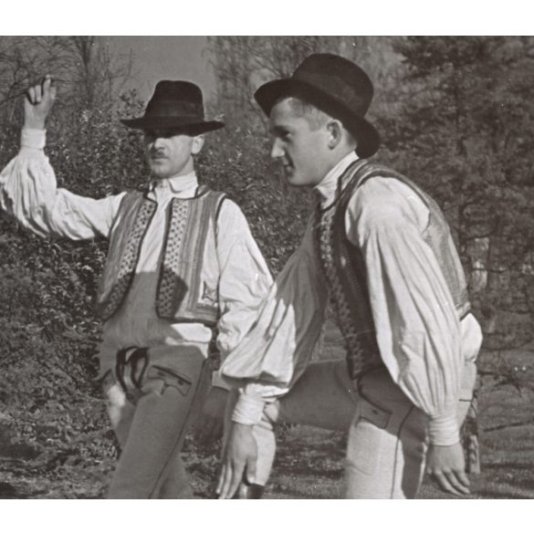 Nagyobb méret, Szendrő István fotóművészeti alkotása, férfiak, Kecseti (Hargita megye) népviseletben, tánc, 1930-as évek. Eredeti, pecséttel jelzett fotó, papírkép, Agfa Brovira papíron. 