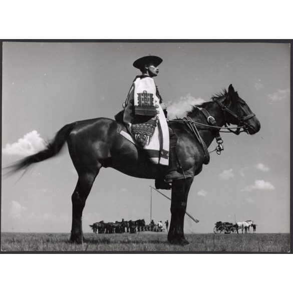 Nagyobb méret, Szendrő István fotóművészeti alkotása, csikós lóháton, lovasszekér, gémeskút, 1930-as évek. Eredeti, pecséttel jelzett fotó, papírkép, Agfa Brovira papíron. 