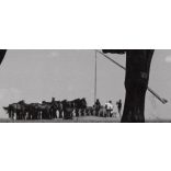 Nagyobb méret, Szendrő István fotóművészeti alkotása, csikós lóháton, lovasszekér, gémeskút, 1930-as évek. Eredeti, pecséttel jelzett fotó, papírkép, Agfa Brovira papíron. 