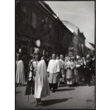 Nagyobb méret, Szendrő István fotóművészeti alkotása, Szent Jobb körmenet a budai várban, Budapest, ünnep, egyházi méltóságok, koronaőrök, feliratok, 1930-as évek. 