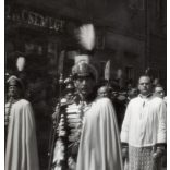 Nagyobb méret, Szendrő István fotóművészeti alkotása, Szent Jobb körmenet a budai várban, Budapest, ünnep, egyházi méltóságok, koronaőrök, feliratok, 1930-as évek. 