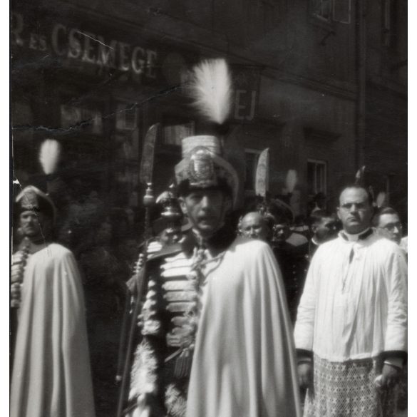 Nagyobb méret, Szendrő István fotóművészeti alkotása, Szent Jobb körmenet a budai várban, Budapest, ünnep, egyházi méltóságok, koronaőrök, feliratok, 1930-as évek. 
