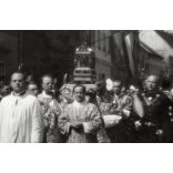 Nagyobb méret, Szendrő István fotóművészeti alkotása, Szent Jobb körmenet a budai várban, Budapest, ünnep, egyházi méltóságok, koronaőrök, feliratok, 1930-as évek. 