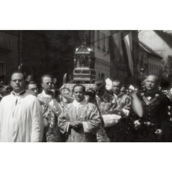 Nagyobb méret, Szendrő István fotóművészeti alkotása, Szent Jobb körmenet a budai várban, Budapest, ünnep, egyházi méltóságok, koronaőrök, feliratok, 1930-as évek. 
