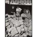 Nagyobb méret, Szendrő István fotóművészeti alkotása, szortírozás, Danner László raktárában, 1930-as évek. Eredeti, pecséttel jelzett fotó, papírkép. Dekorációnak, ajándéknak is kiváló. 