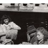 Nagyobb méret, Szendrő István fotóművészeti alkotása, szortírozás, Danner László raktárában, 1930-as évek. Eredeti, pecséttel jelzett fotó, papírkép. Dekorációnak, ajándéknak is kiváló. 